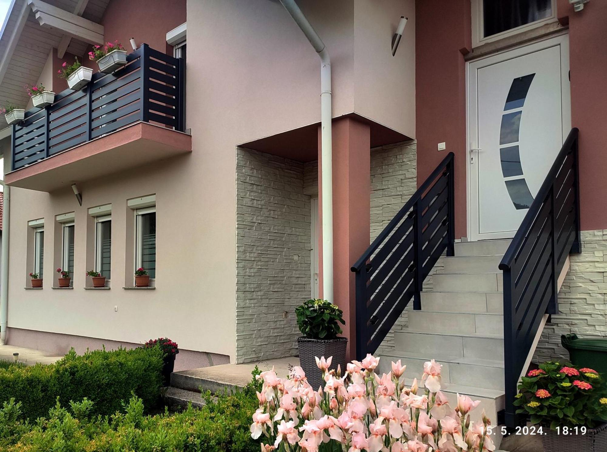 Apartman Swans Otočac Esterno foto